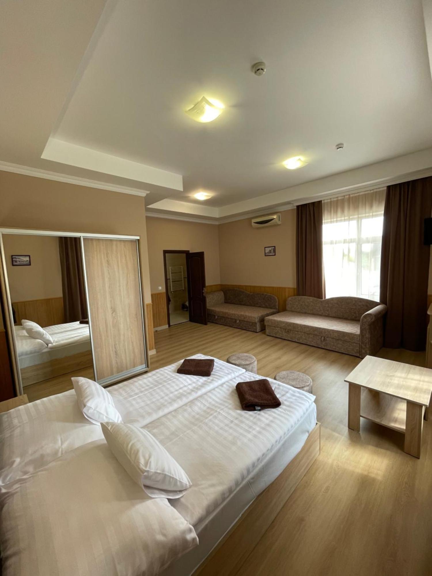 Praktik Hotel & Restaurant Береговое Экстерьер фото